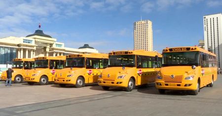 Znakomity sposób na rozładowanie korków w mieście. Władze stolicy Mongolii kupią 200 autobusów szkolnych