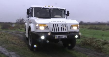 Ukraiński mechanik przerobił starego GAZa na czterotonowego SUV-a. Samochód rozpędza się do 95 km/h