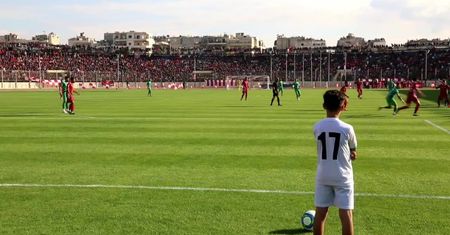 Futbol wrócił do Aleppo po 9 latach. Na odbudowanym stadionie rozegrano mecz piłkarski z udziałem kibiców