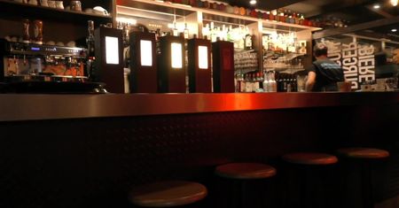 Francja zamknęła restauracje i bary