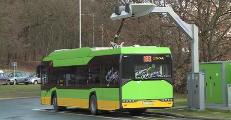 Miejskie autobusy w Poznaniu jeszcze przyjaźniejsze środowisku. Na dachach montowane są panele słoneczne