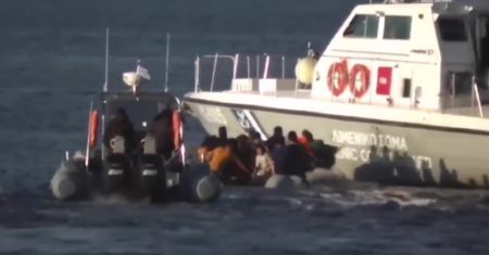 Strzały w wodę i odpychanie bosakiem. Turcja rozsyła nagranie z atakiem greckiej straży przybrzeżnej na ponton migrantów