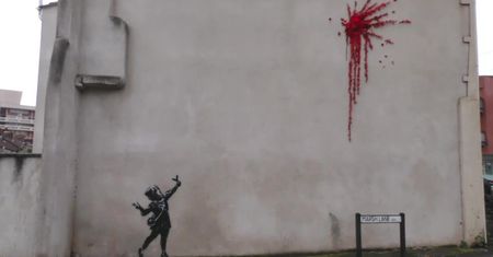 Dziewczynka strzelająca kwiatami z procy. Walentynkowe dzieło Banksy’ego w Bristolu