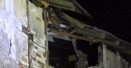 Silny wiatr przewrócił ścianę domu na Pomorzu. 13 osób ewakuowanych