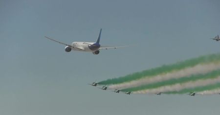 Efektowne pokazy akrobacji lotniczych oraz skoków spadochronowych. Ruszyła wystawa lotnicza w Kuwejcie