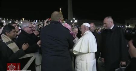 Złapała papieża za rękę i przyciągnęła. Franciszek się rozgniewał, potem przeprosił