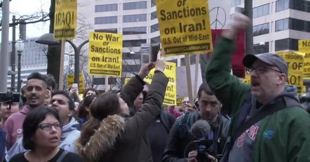 “Ręce precz od Iranu!”. Antywojenny protest pod hotelem D. Trumpa w Waszyngtonie