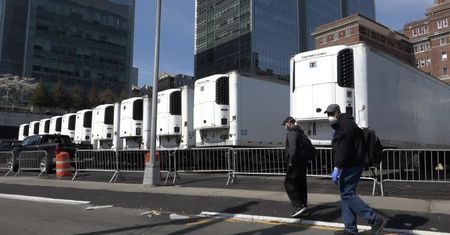 Przy szpitalu na Manhattanie stanęły naczepy-chłodnie. Posłużą za prowizoryczne kostnice dla ofiar COVID-19