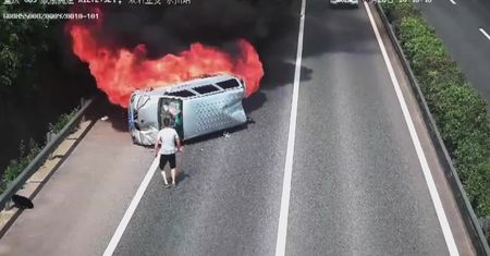 Bohaterskie zachowanie kierowcy. Pomógł trzem osobom wydostać się z płonącego minibusa