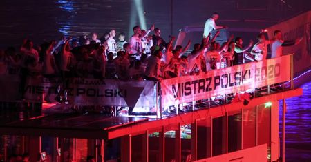 Śpiewy i tańce na stadionie, a potem… rejs barką po Wiśle. Piłkarze i kibice Legii Warszawa świętowali mistrzostwo Polski