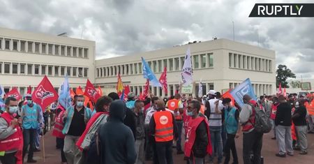 Kryzys ekonomiczny dopadł Renault. Pracownicy fabryk protestują przeciwko zwolnieniom