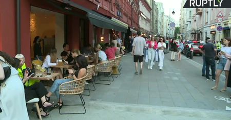 Moskwa powoli znosi pandemiczne ograniczenia. Ogródki piwne ponownie otwarte