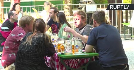 Ogródki piwne w Monachium ponownie otwarte. Niemcy znoszą kolejne restrykcje