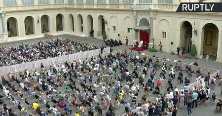 Pierwsza audiencja generalna w Watykanie od pół roku. Papież Franciszek wzywał do solidarności z Libanem