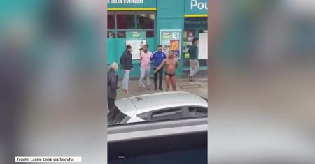 Policja z pomocą przechodniów obezwładniła nagiego mężczyznę, który wymachiwał maczetą na ulicy w Londynie