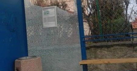 STRZELALI DO WIAT PRZYSTANKOWYCH – STRATY WYNIOSŁY PONAD 26 TYS. ZŁ. ZOSTALI ZATRZYMANI PRZEZ POLICJANTÓW