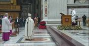 Papież Franciszek odprawił pasterkę w bazylice Świętego Piotra. Z powodu obostrzeń uczestniczyło w niej znacznie mniej osób niż zwykle