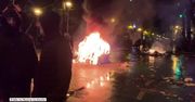 Zamieszki w Tiranie. Podpalono m.in. świąteczną choinkę