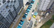 Nowy blok otoczony miejscami postojowymi dla niepełnosprawnych. Przebiegły plan dewelopera