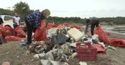 Aktywiści sprzątają greckie wybrzeże i ostrzegają