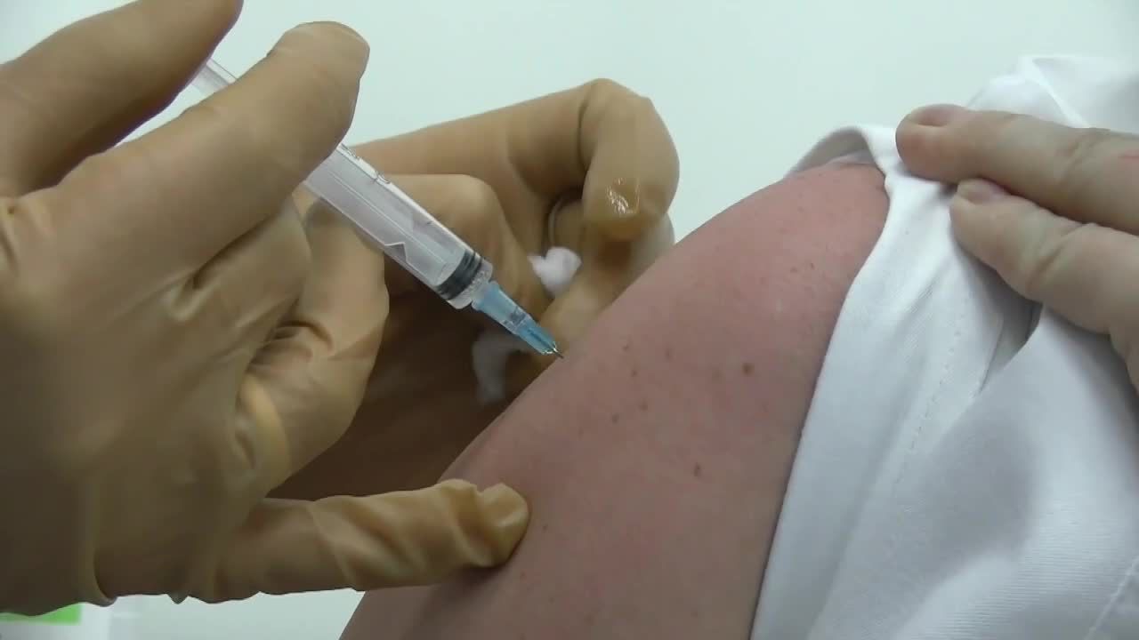 Masowe szczepienia przeciw COVID-19 w Rosji. Szczepionka najpierw dla medyków i nauczycieli