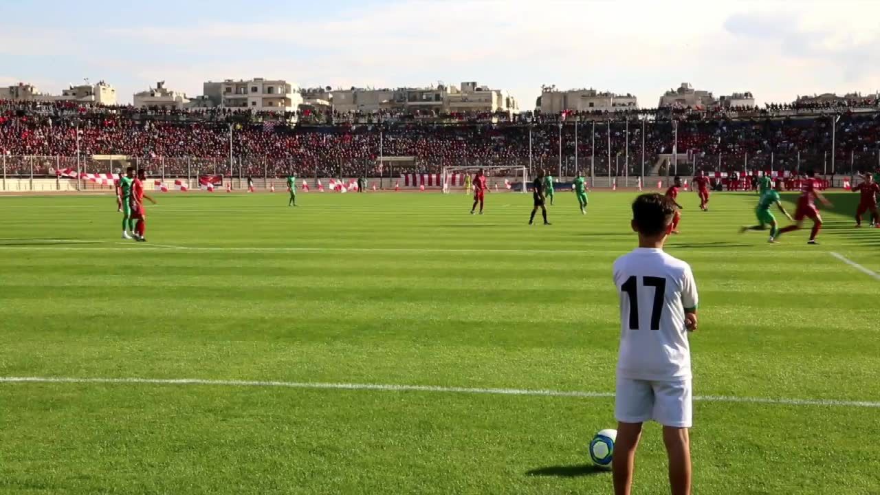 Futbol wrócił do Aleppo po 9 latach. Na odbudowanym stadionie rozegrano mecz piłkarski z udziałem kibiców