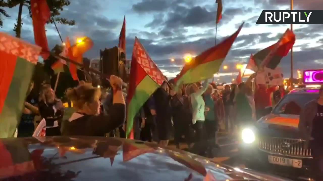 Samochodowa manifestacja zwolenników Łukaszenki. Na ulice Mińska wyjechały dziesiątki aut z białoruskimi flagami