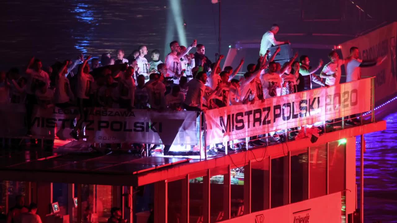 Śpiewy i tańce na stadionie, a potem… rejs barką po Wiśle. Piłkarze i kibice Legii Warszawa świętowali mistrzostwo Polski