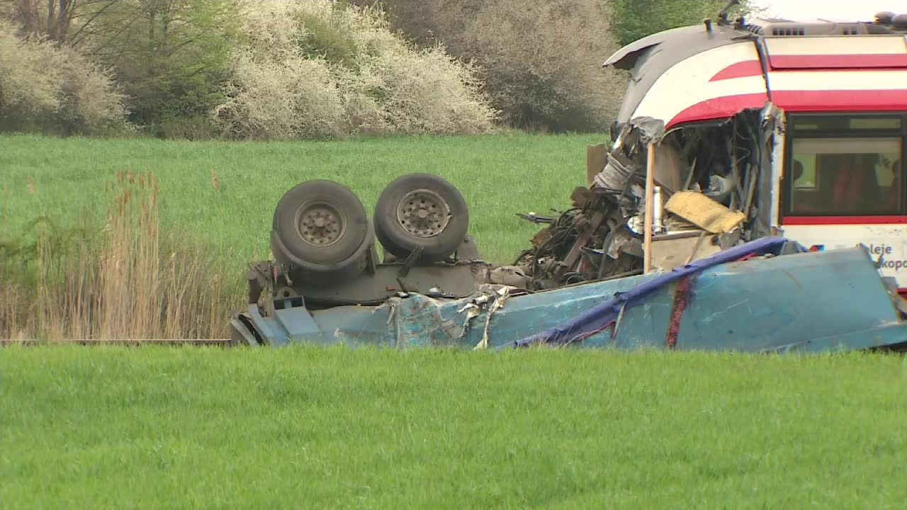 Wypadek na przeje�ździe kolejowym w Wielkopolsce. 10 osób trafiło do szpitala