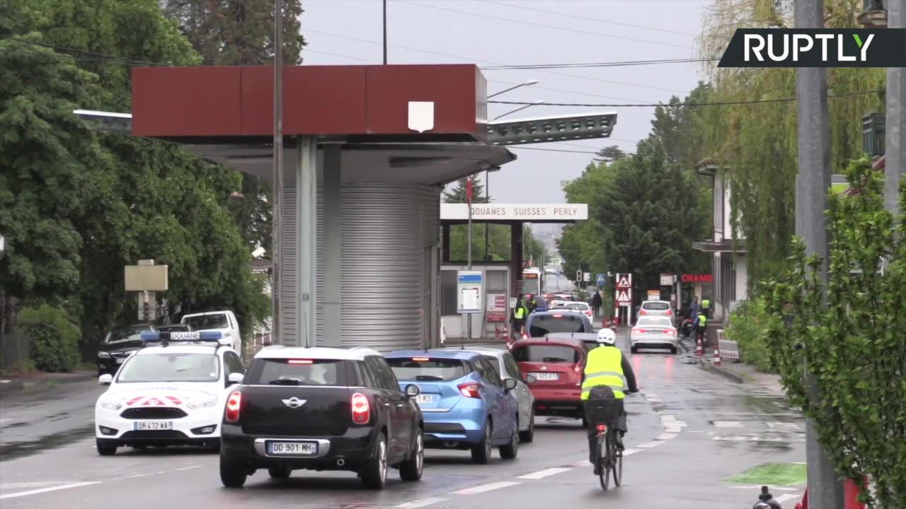 Szwajcaria stopniowo otwiera granice. Potężne kolejki na przejściu w Saint-Julien-en-Genevois