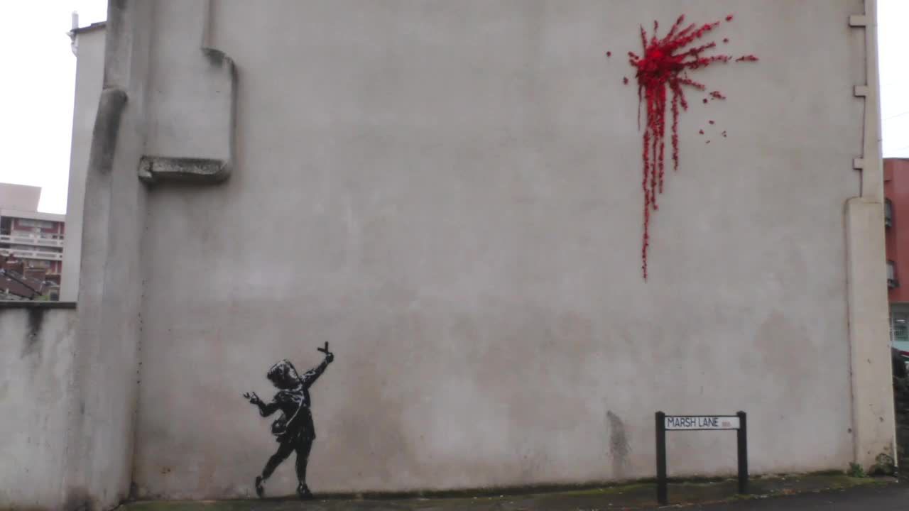 Dziewczynka strzelająca kwiatami z procy. Walentynkowe dzieło Banksy’ego w Bristolu