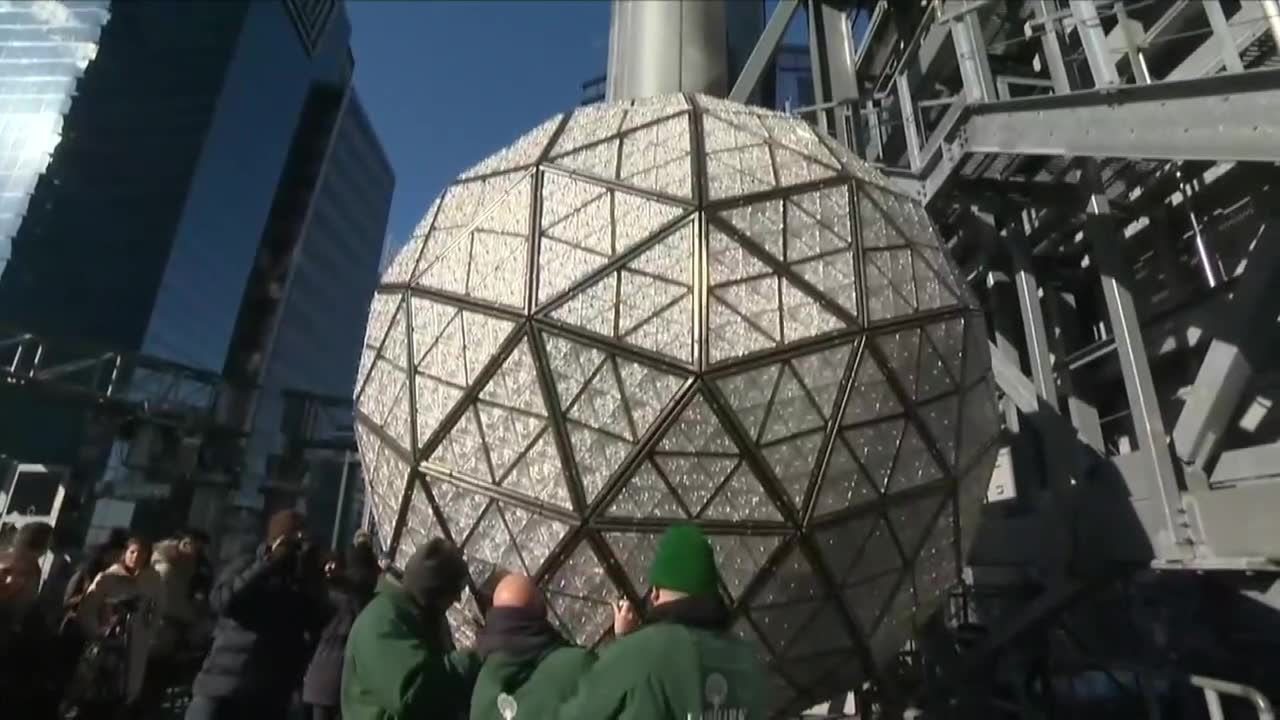 Times Square gotowy na sylwestra. Zamontowano tradycyjną kryształową kulę