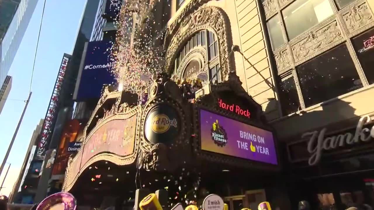 Test konfetti na Time’s Square. Ostatnie przygotowania do zabawy sylwestrowej w Nowym Jorku