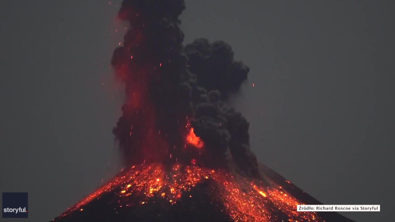 Wulkaniczne pioruny nad kraterem Krakatau