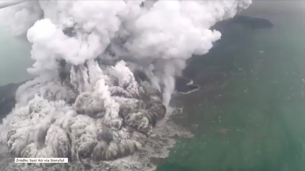 Dzień po erupcji i wywołaniu fali tsunami, wulkan Krakatau nadal wyrzuca z siebie dym i popiół