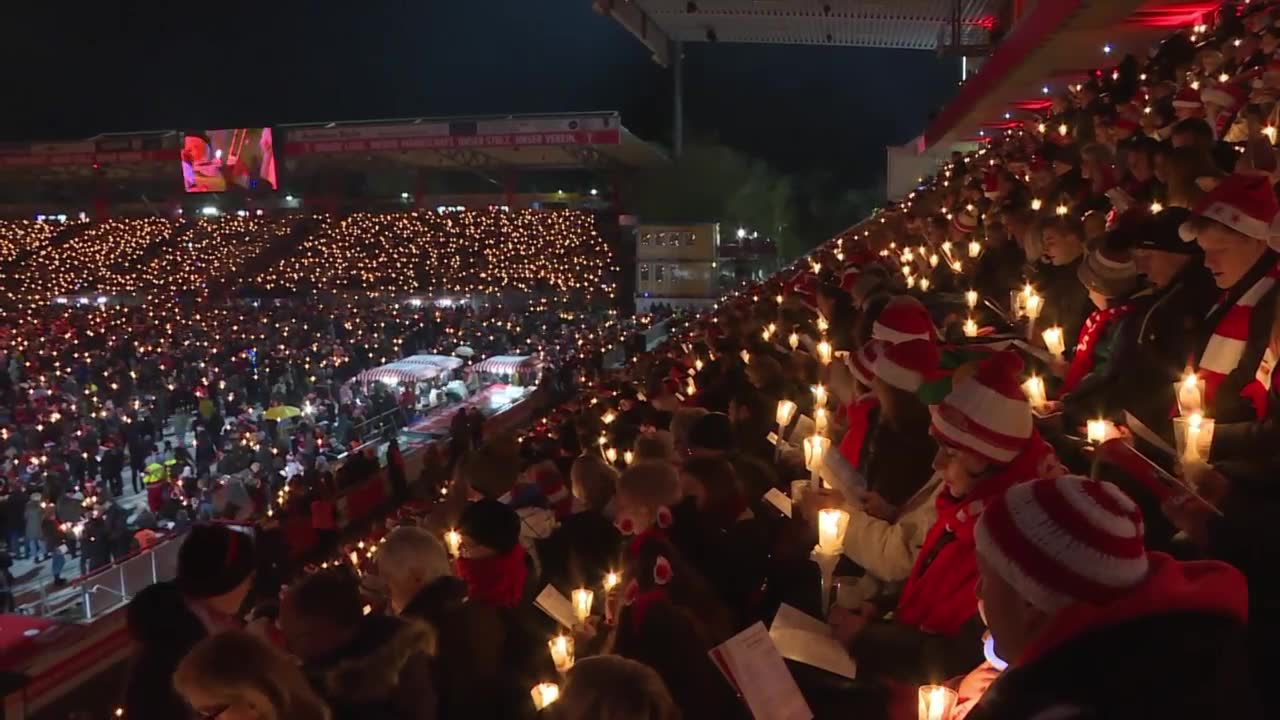 Przepiękna bożonarodzeniowa tradycja. Kibice spotykają się na stadionie, by… śpiewać kolędy