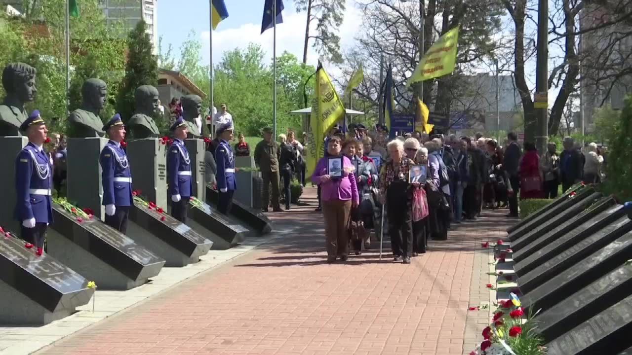 Obchody 32. rocznicy katastrofy reaktora w Czarnobylu. Likwidatorzy skutków wybuchu i wdowy oddali hołd ofiarom