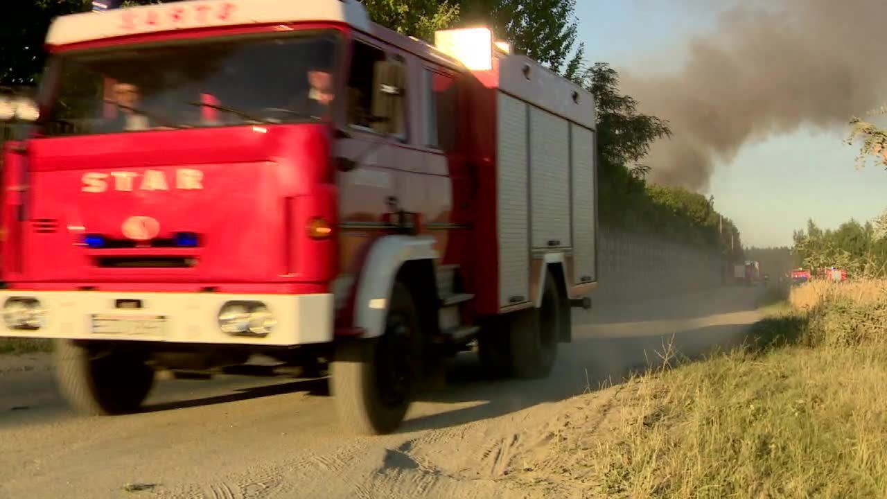 Pożar składowiska śmieci pod Łodzią. Z ogniem walczyło ponad stu strażaków