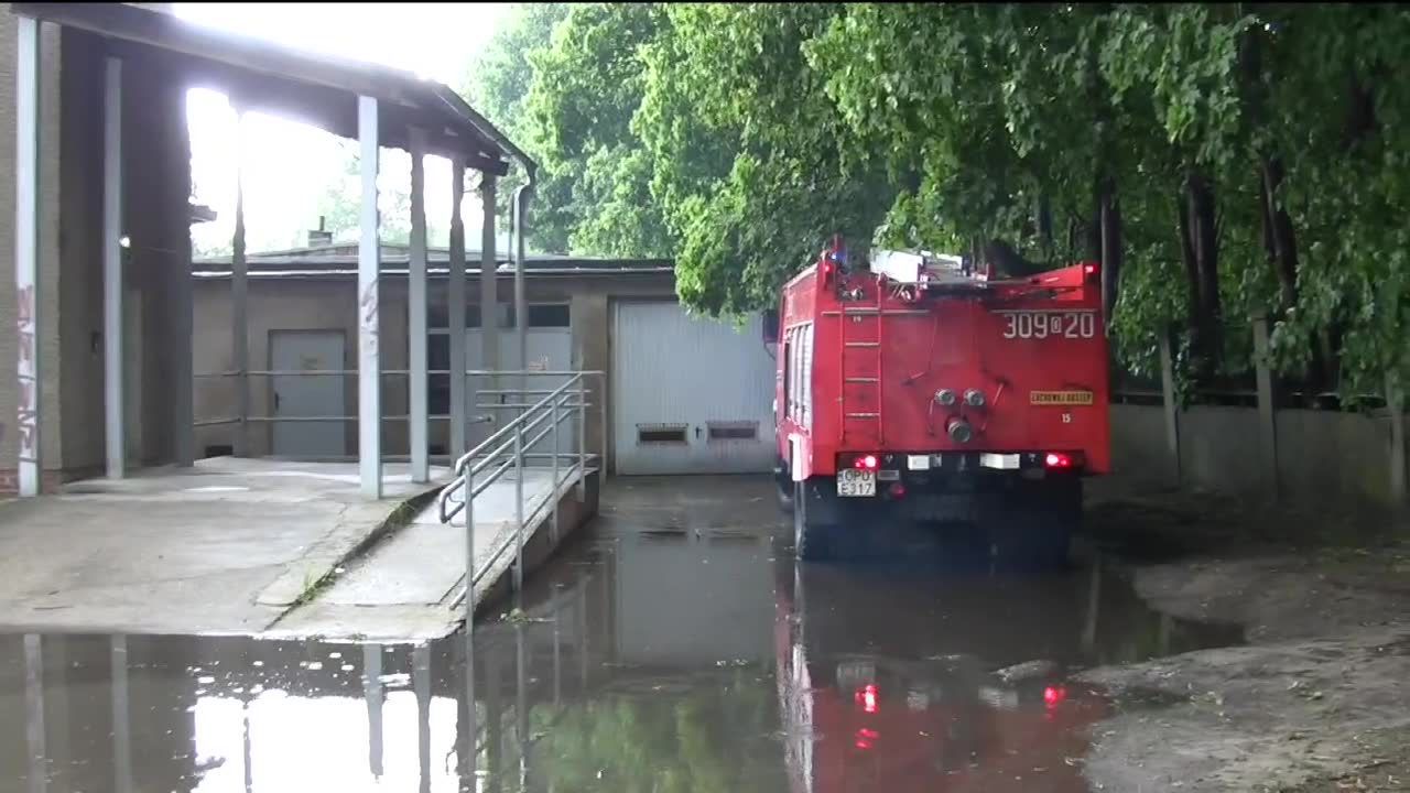 Zalane piwnice, poprzewracane drzewa – piątkowe burze wyrządziły straty