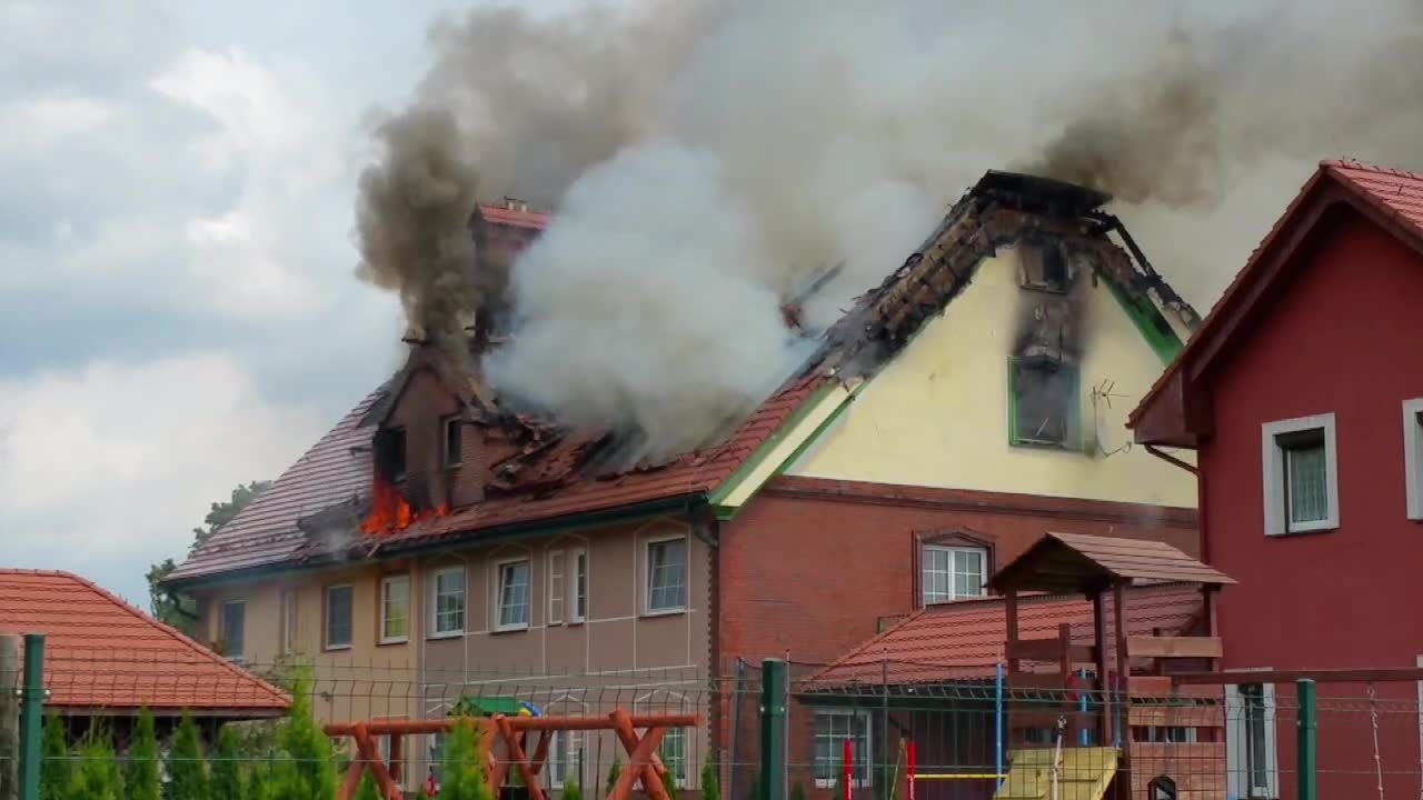 Pożar domu wielorodzinnego w Opolskiem. Spłonął dach