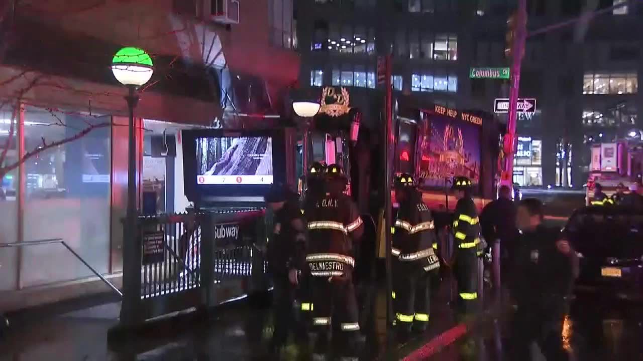 Śmieciarka wjechała w budynek w Nowym Jorku. Kierowca uciekł