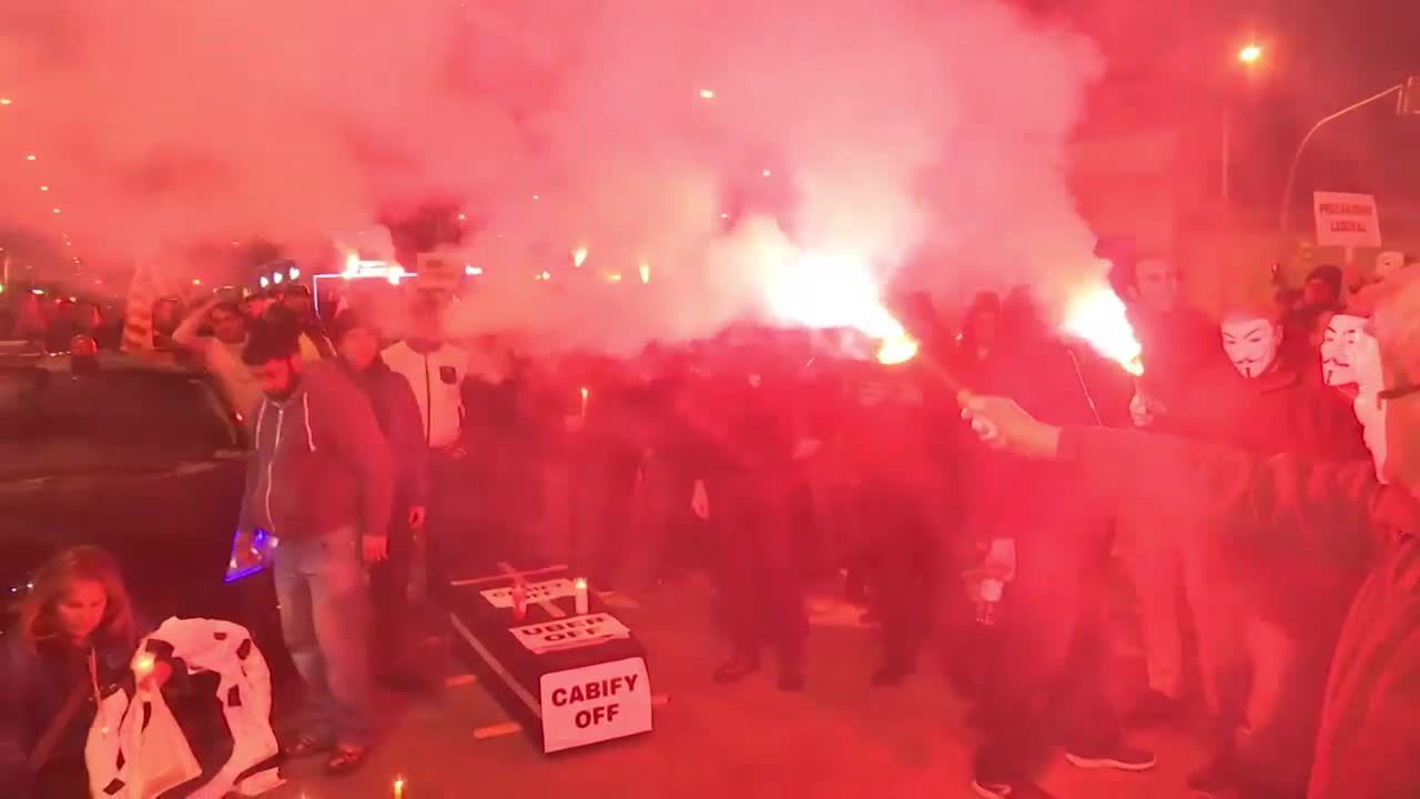 Protest taksówkarzy w Barcelonie. Nie chcą pozwolić na powrót Ubera do miasta