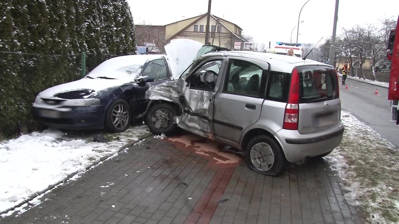 Dwie osoby poszkodowane po zderzeniu samochodów na ul. Romanowicza