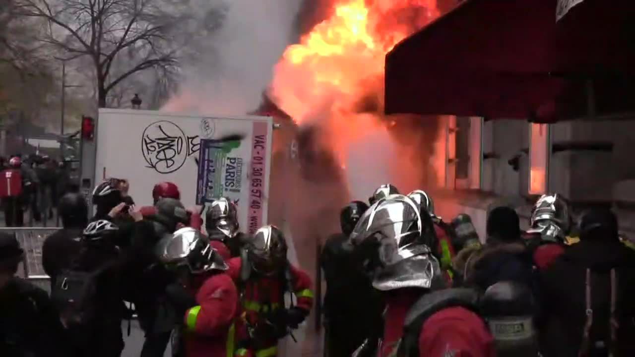 Płomienie i gaz łzawiący w Paryżu. Tysiące ludzi protestowało przeciwko propozycjom zmian w systemie emerytalnym