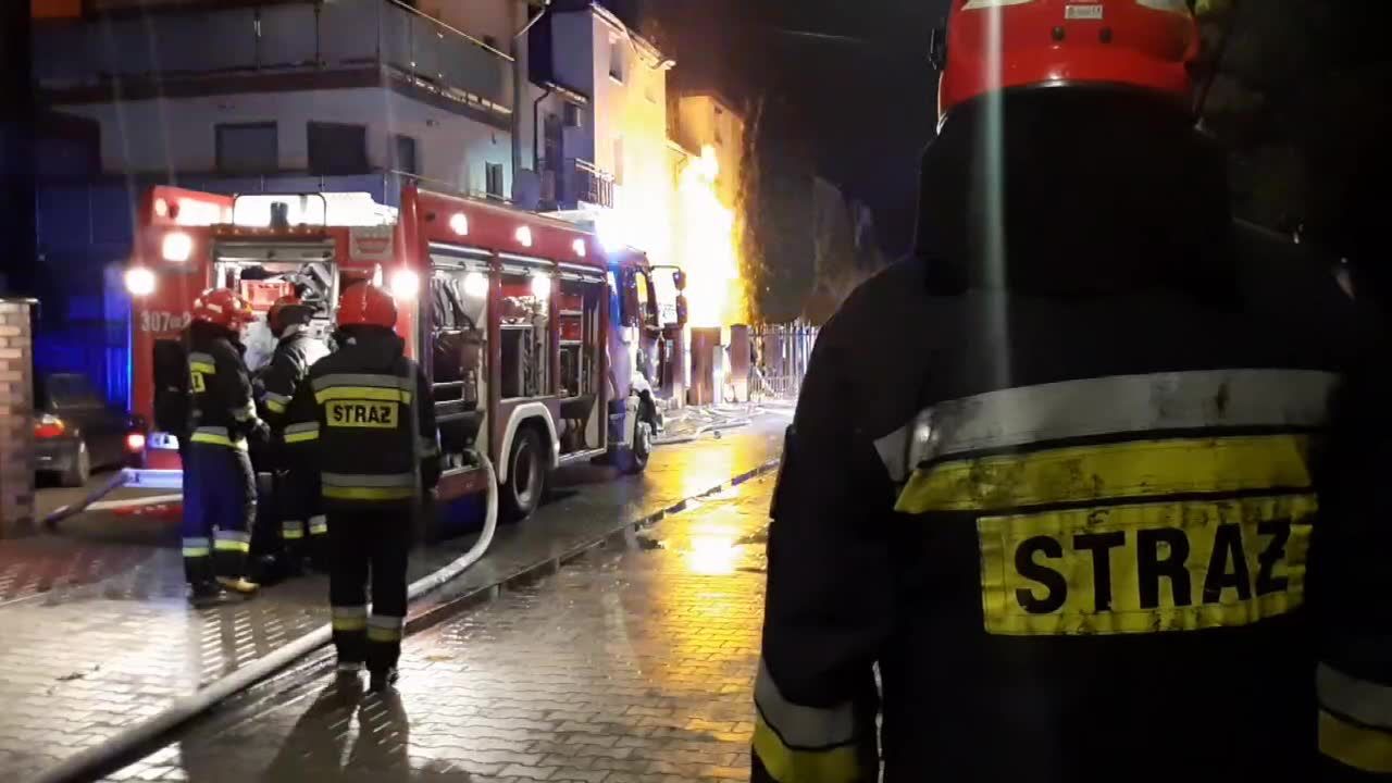 Nocny pożar na warszawskiej Woli. Cztery osoby poszkodowane, w tym dziecko