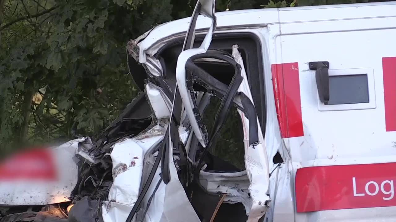 Tragiczny wypadek furgonetki. Pasażer zginął, kierowca ciężko ranny