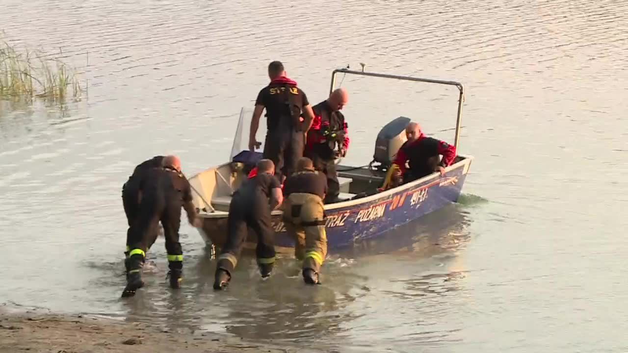 Strażacy i płetwonurkowie poszukują wędkarza, który wypadł z łódki na jeziorze Chłop