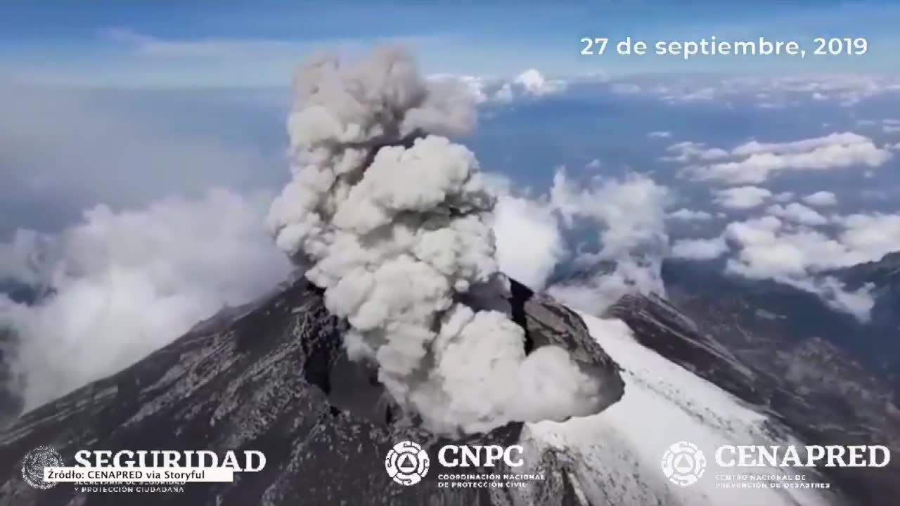 Gęsty dym nad wulkanem Popocatepetl. Zdjęcia lotnicze krateru