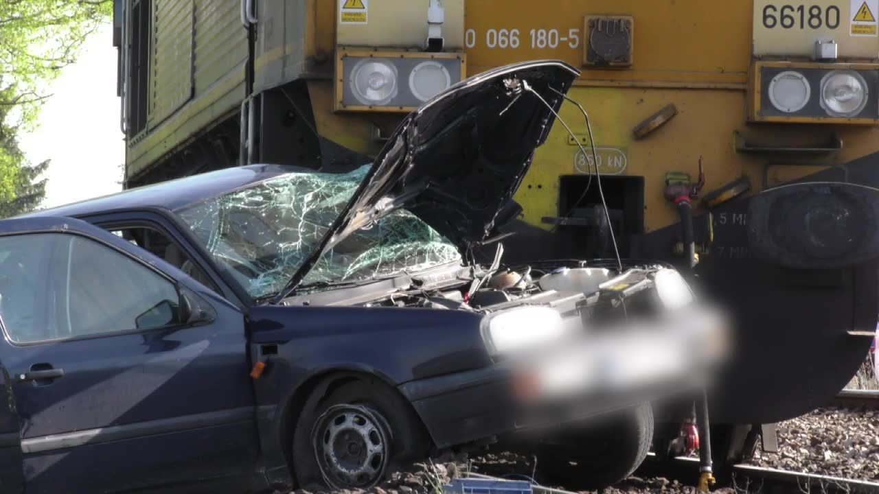 63-latka wjechała pod pociąg na przejeździe kolejowym w Braniewie. Kobieta i pasażer trafili do szpitala