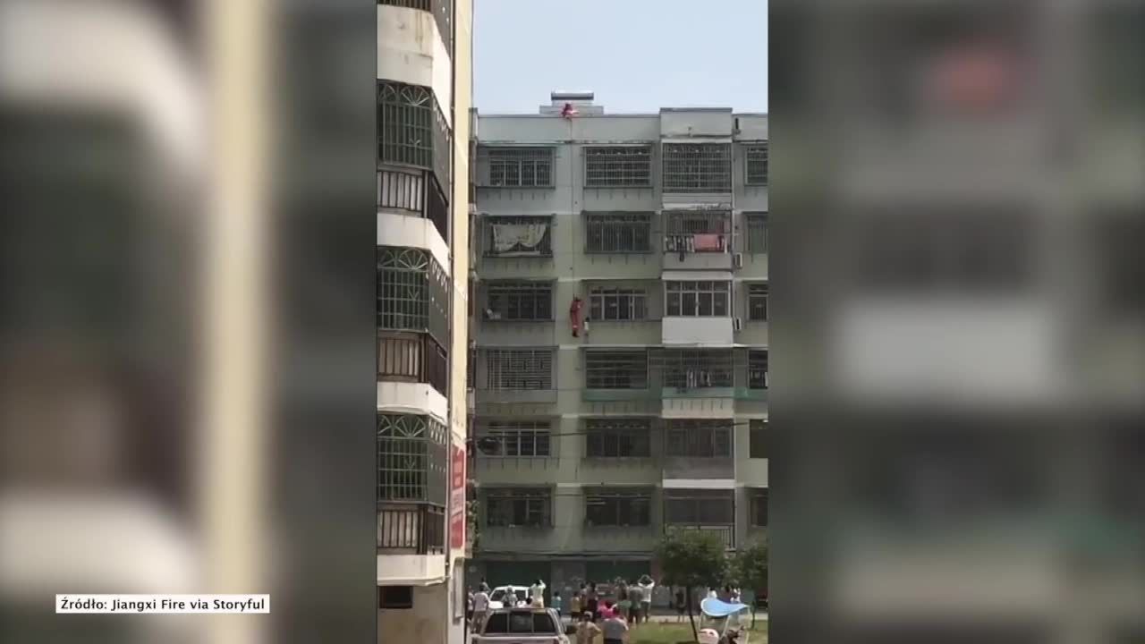 Chińscy strażacy uratowali dziewczynkę zwisającą z piątego piętra